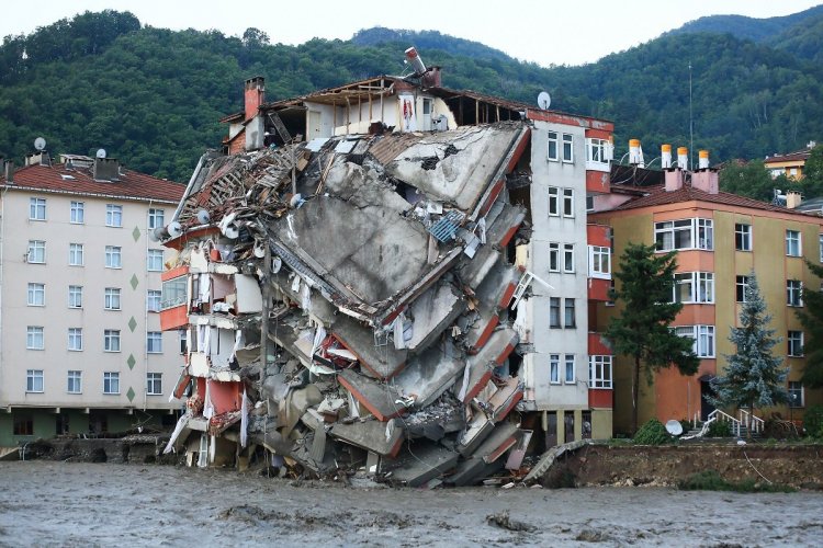 KASTAMONU'DA SEL ! BİNALAR ÇÖKTÜ, 4 KİŞİ ÖLDÜ