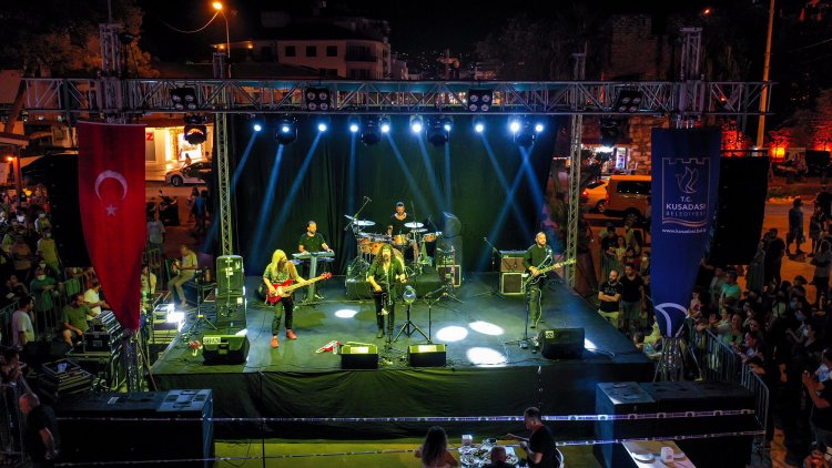 NECATİ VE SAYKOLAR KUŞADASI’NI COŞTURDU