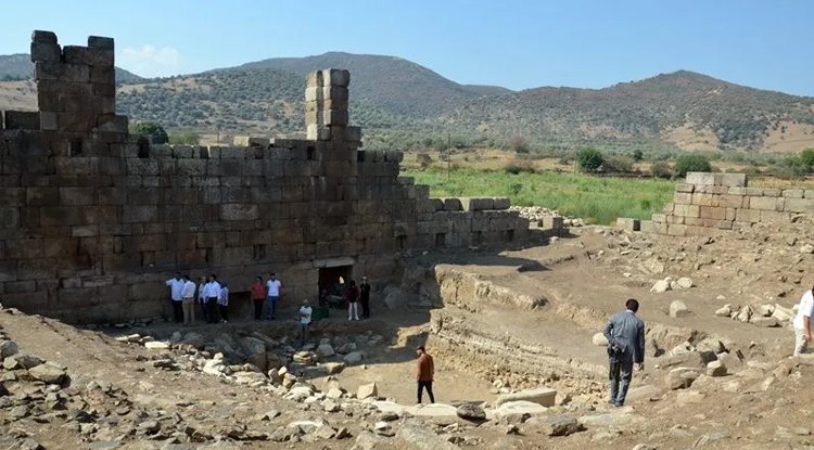 AYDIN'DA ROMA İMPARATORU HADRİANUS HEYKELİNİN PARÇALARI BULUNDU