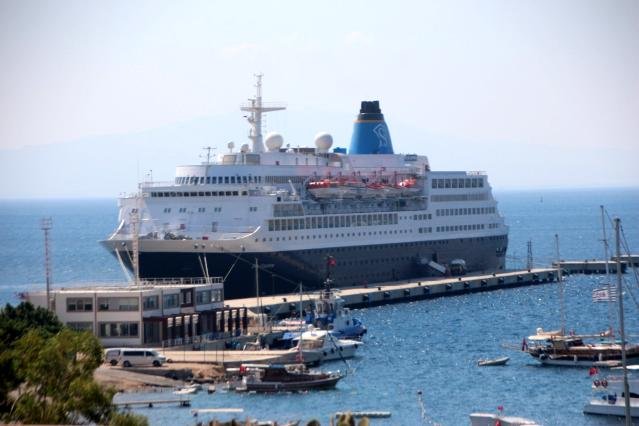 BODRUM'A 200 METRE UZUNLUĞUNDA KRUVAZİYER GEMİSİ GELDİ