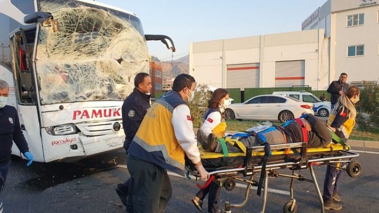 Kuyucak'ta zincirleme kaza: 23 yaralı