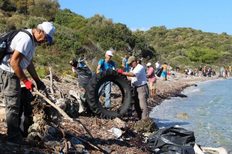 EGE DENİZİ'NDEKİ SORUN 'DENİZ  ATIKLARI'