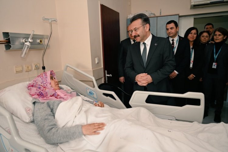 VALİ AKSOY, AYDIN'DA TEDAVİ GÖREN DEPREMZEDE VATANDAŞLARLA GÖRÜŞTÜ