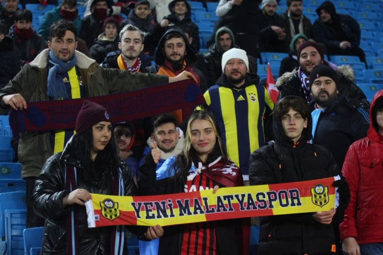 TRABZONSPOR - BASEL MAÇINDA TRİBÜNLERDE DUYGULANDIRAN KOREOGRAFİ