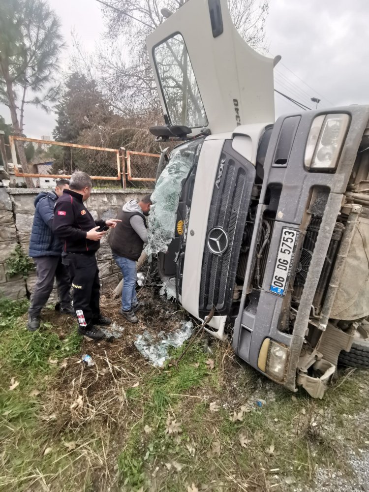 KOÇARLI’DA HAFRİYAT KAMYONU DEVRİLDİ