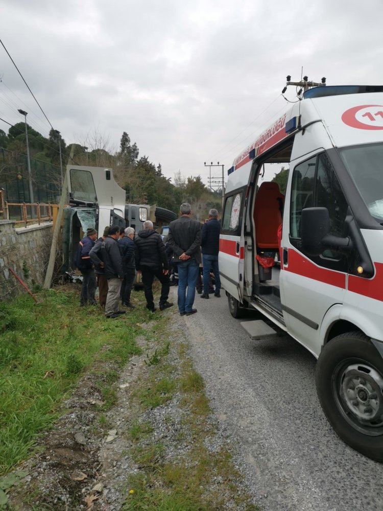 KOÇARLI’DA HAFRİYAT KAMYONU DEVRİLDİ