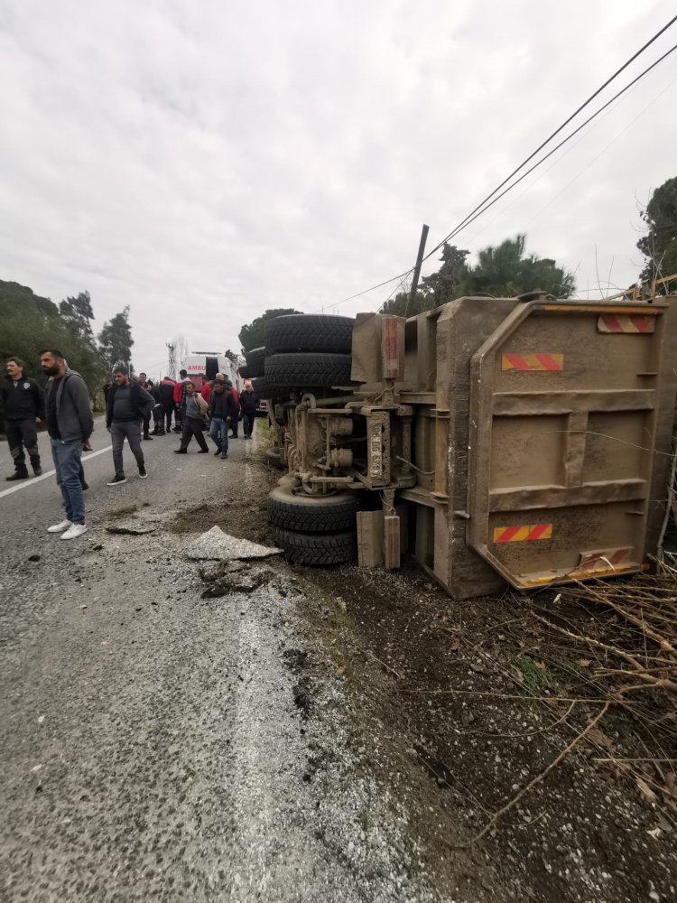 KOÇARLI’DA HAFRİYAT KAMYONU DEVRİLDİ