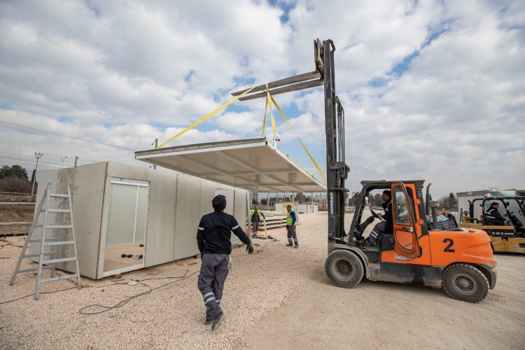 İZMİR BÜYÜKŞEHİR, 5 BİNİN ÜZERİNDE DEPREMZEDEYİ KONTEYNER KENTE TAŞIYACAK