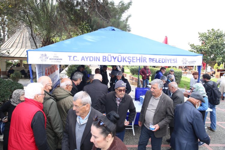 AYDIN BÜYÜKŞEHİR BELEDİYESİ BERAT KANDİLİ'NDE BİNLERCE VATANDAŞA HELVA HAYRINDA BULUNDU