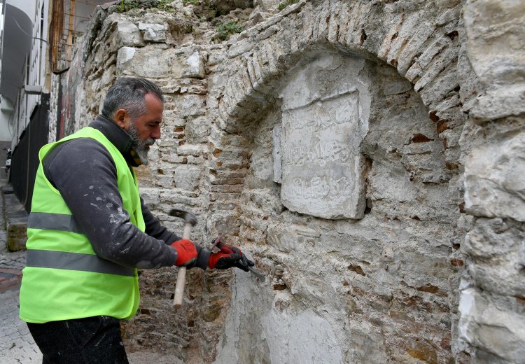 KUŞADASI’NDA TARİHİ ÇEŞMELERİN YENİ YÜZLERİ BELİRMEYE BAŞLADI