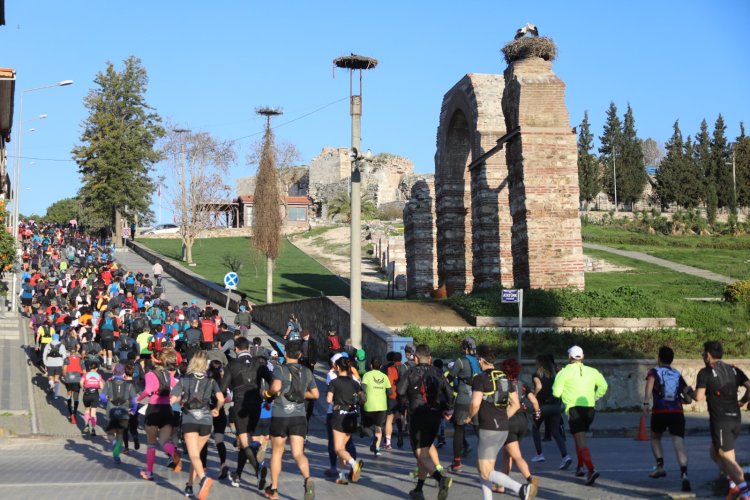 EFES ULTRA MARATON KOŞULDU: SPORCULAR DEPREMZEDELERİ UNUTMADI...