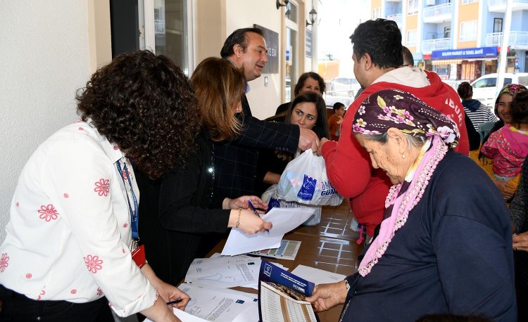 ÇOCUKLARIN BESLENME ÇANTALARINI KUŞADASI BELEDİYESİ DOLDURUYOR