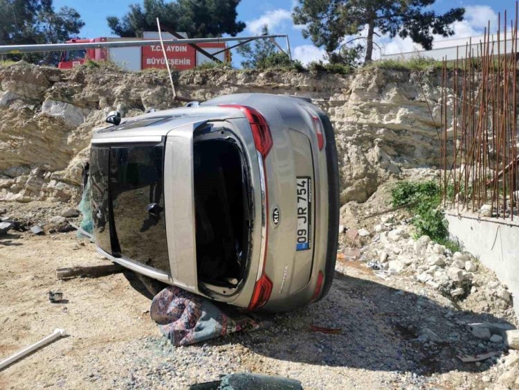 KUŞADASI’NDA TRAFİK KAZASI, LÜKS ARAÇ DEVRİLDİ