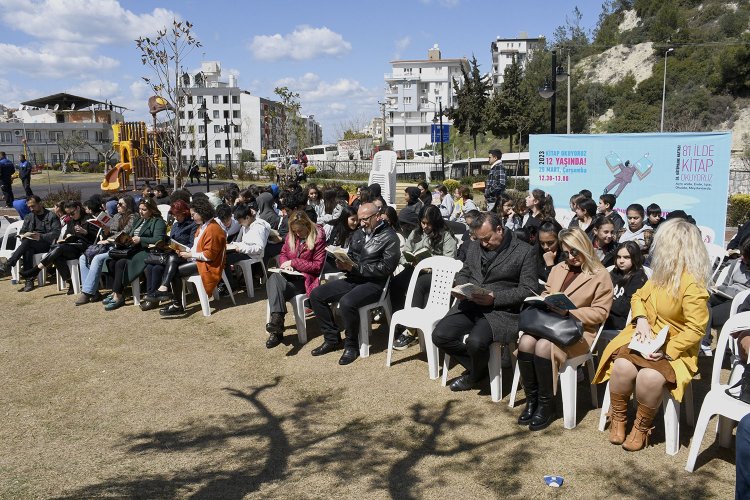 KUŞADASI'NDA KİTAPLARIN BÜYÜLÜ DÜNYASINDA BİR SAAT 