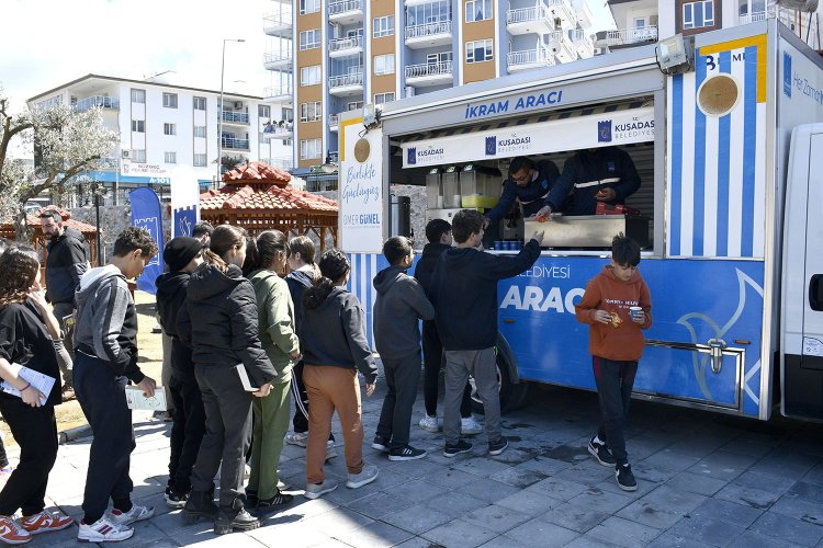 KUŞADASI'NDA KİTAPLARIN BÜYÜLÜ DÜNYASINDA BİR SAAT 