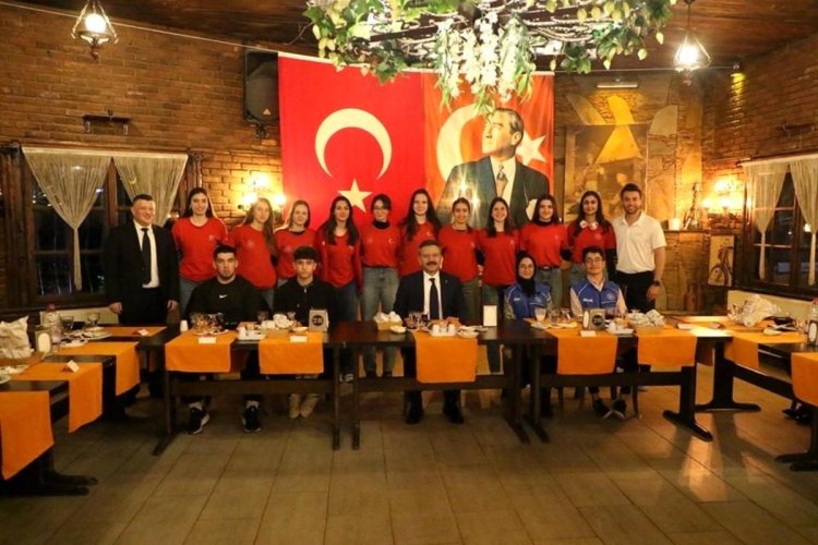 AYDIN VALİSİ HÜSEYİN AKSOY SPORCULAR VE GÖNÜLLÜLERLE İFTAR YAPTI