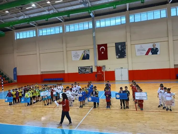 KUŞADASI'NDA İLKOKULLAR ARASI FUTBOL TURNUVASI BAŞLADI!