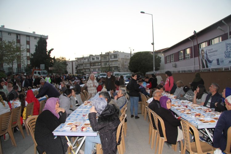 KUŞADASI BELEDİYESİ İKİOLUKLU MAHALLESİ'NDE İFTAR YEMEĞİ VERDİ