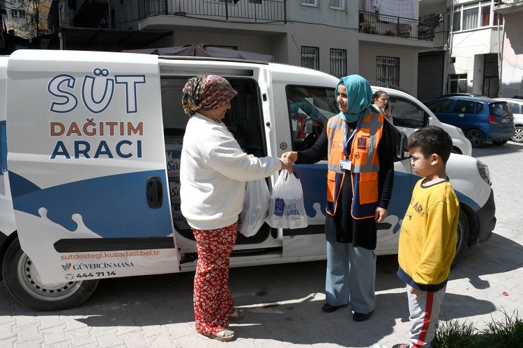 KUŞADASI’NDAKİ ÇOCUKLAR ‘LIKIR LIKIR’ SÜT İÇİYOR