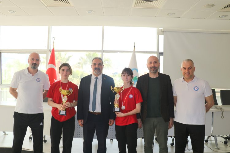 SÖKE'NİN BAŞARILI VOLEYBOLCULARINDAN SÖKE BELEDİYESİ'NE TEŞEKKÜR ZİYARETİ