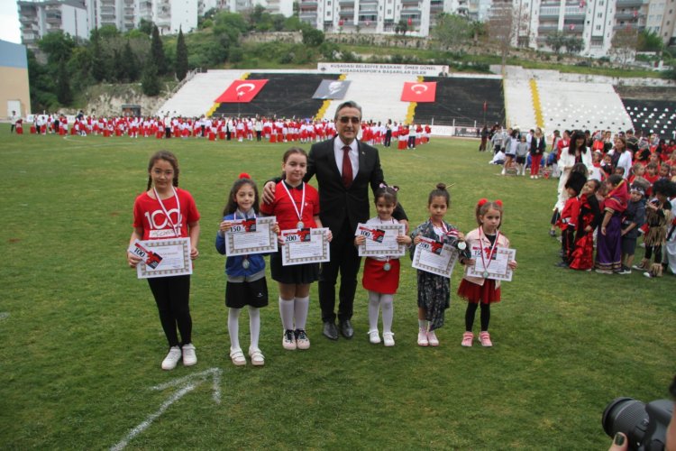 KUŞADASI ÖZER TÜRK STADYUMU'NDA 23 NİSAN KUTLAMASI