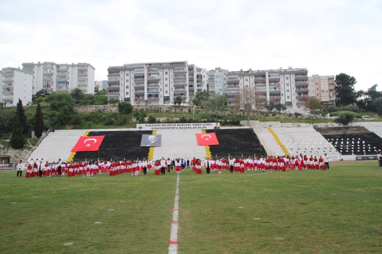 KUŞADASI ÖZER TÜRK STADYUMU'NDA 23 NİSAN KUTLAMASI