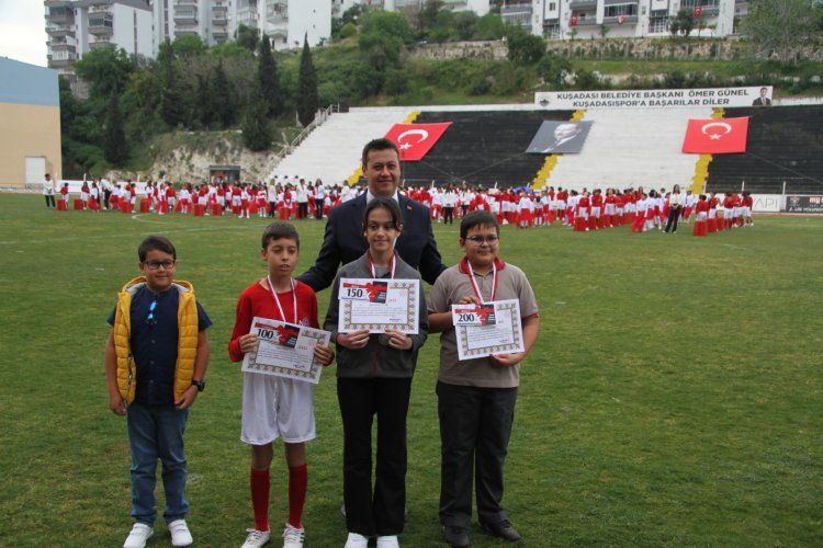 KUŞADASI ÖZER TÜRK STADYUMU'NDA 23 NİSAN KUTLAMASI