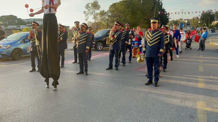 KUŞADASI'NDA 23 NİSAN KORTEJ PROGRAMI GERÇEKLEŞTİRİLDİ