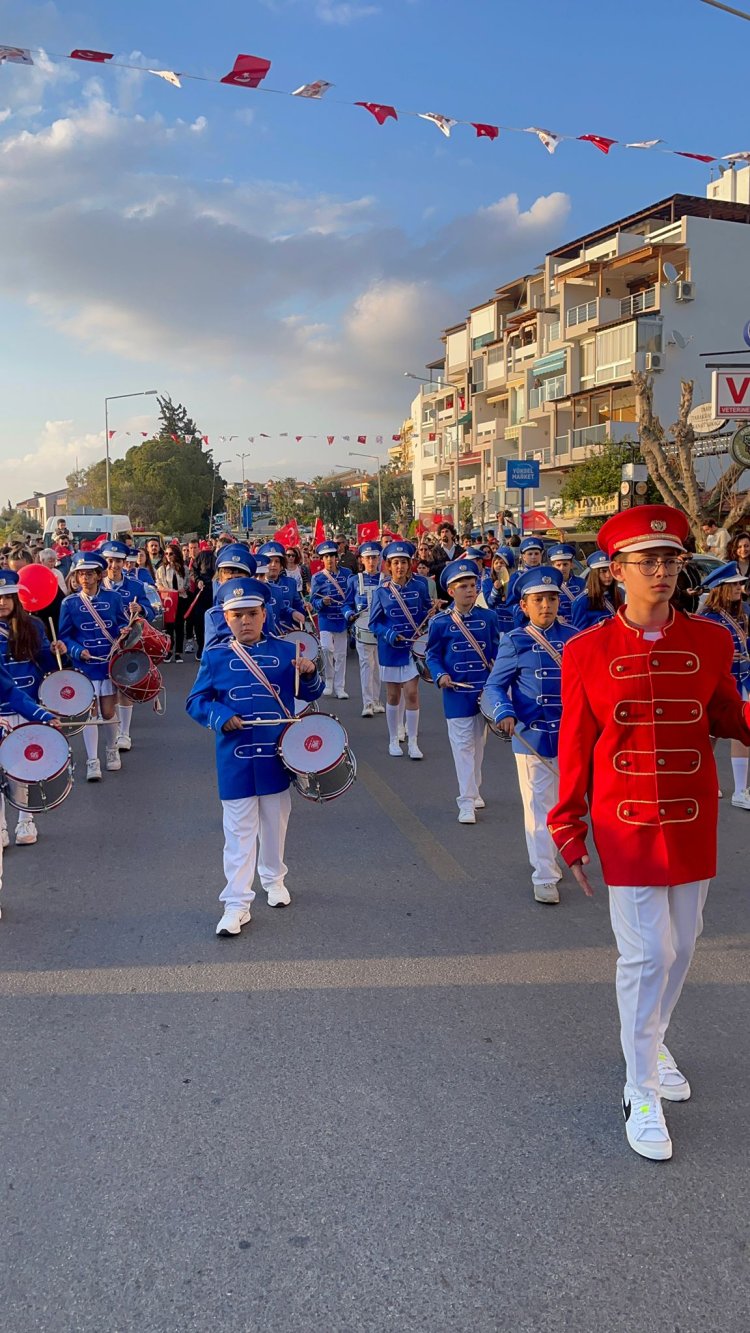 KUŞADASI'NDA 23 NİSAN KORTEJ PROGRAMI GERÇEKLEŞTİRİLDİ