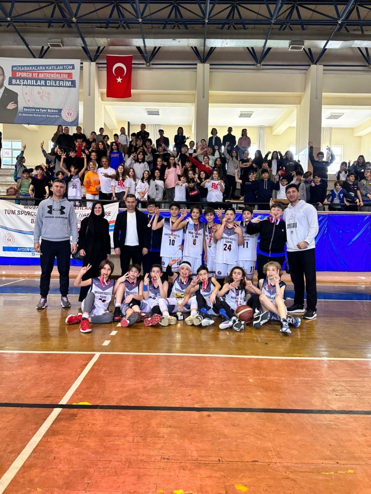 KUŞADASI BAHÇEŞEHİR KOLEJİ BASKETBOLDA FIRTINALAR ESTİRİYOR!