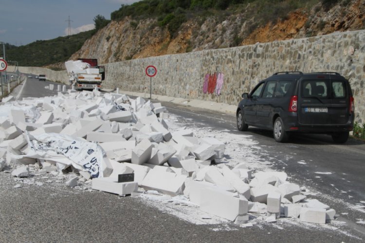 BETON YÜKLÜ TIRIN MALZEMELERİ KUŞADASI'NIN ÇIKIŞINDA DEVRİLDİ!