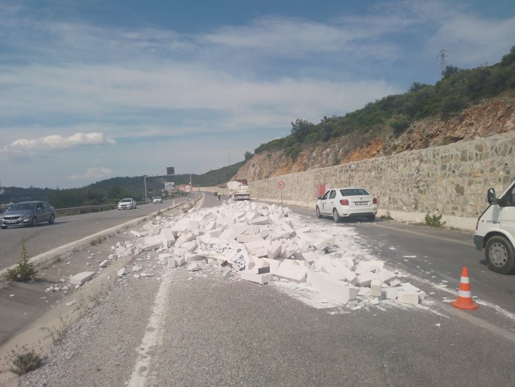 BETON YÜKLÜ TIRIN MALZEMELERİ KUŞADASI'NIN ÇIKIŞINDA DEVRİLDİ!