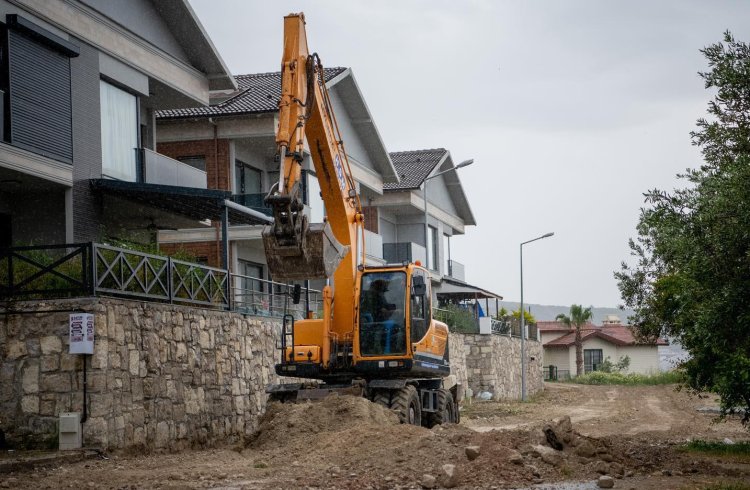 KUŞADASI’NDA ESKİYEN YOLLAR VAKİT KAYBETMEDEN YENİLENİYOR!