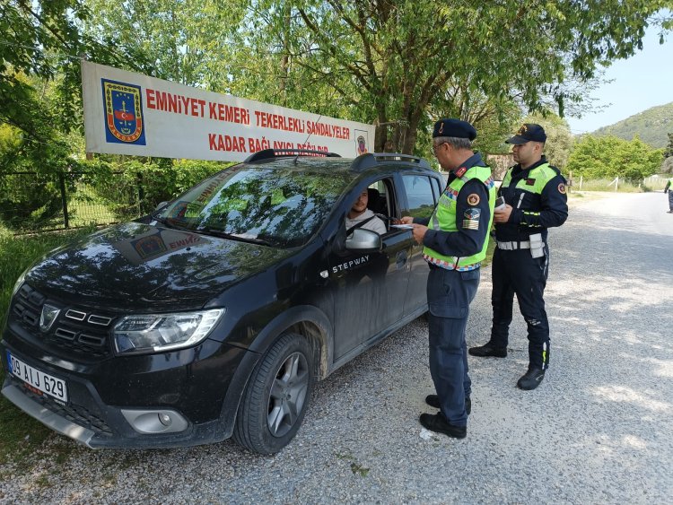 KUŞADASI'NDA TRAFİK HAFTASI İÇİN SÜRÜCÜLERE BROŞÜR DAĞITILDI