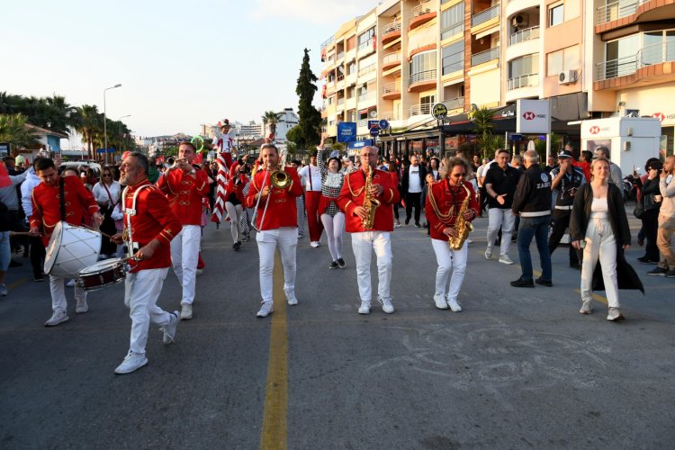 KUŞADASI HALKI 19 MAYIS İÇİN YÜRÜDÜ!