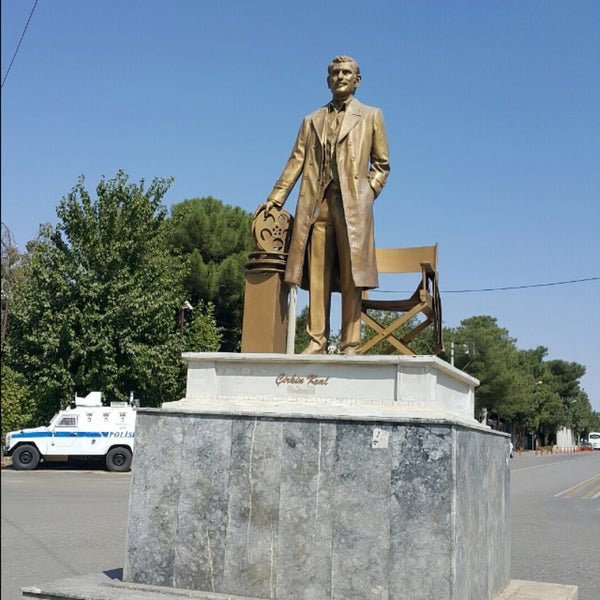 YILMAZ GÜNEY'İN HEYKELİ KUŞADASI'NI ONURLANDIRACAK!