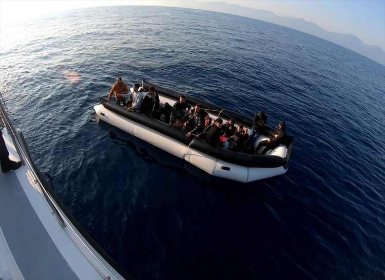 26 DÜZENSİZ GÖÇMEN KUŞADASI AÇIKLARINDA KURTARILDI