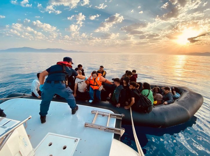 Kuşadası'nda 76 göçmen kurtarıldı
