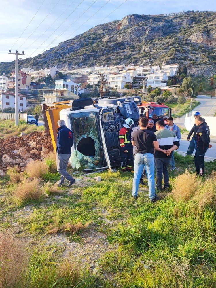 KUŞADASI'NDA FRENİ PATLAYAN KAMYONET DEVRİLDİ!