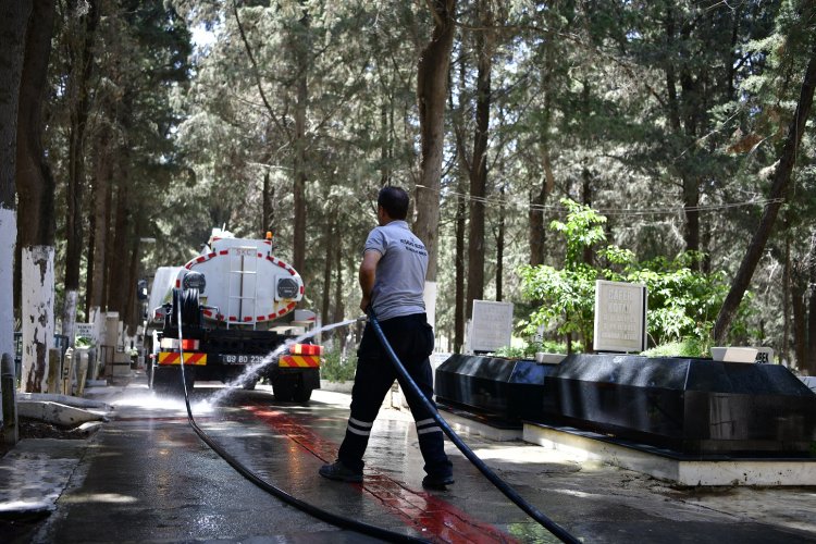 Kuşadası'nda mezarlıklar bayram ziyaretine hazır